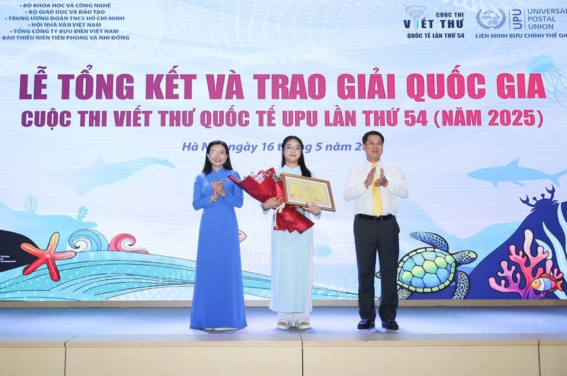Ban tổ chức trao giải Nhất quốc gia trong cuộc thi viết thư UPU năm 2025. Ảnh: VietNamnet