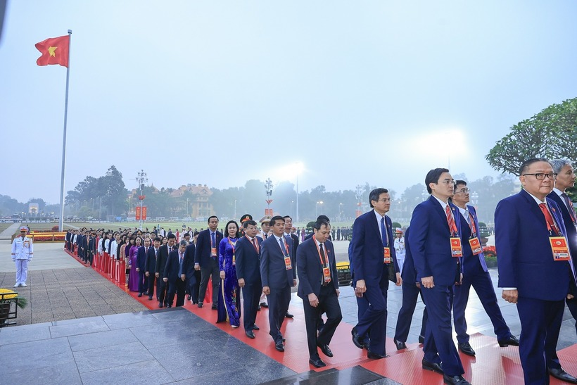 Đại biểu dự Đại hội XIV vào Lăng viếng Chủ tịch Hồ Chí Minh - 4
