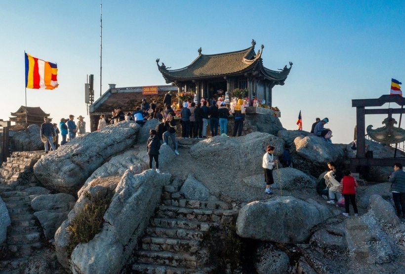 Du khách viếng đỉnh thiêng Yên Tử hồi tháng 6/2025. (Ảnh: Chùa Yên Tử).