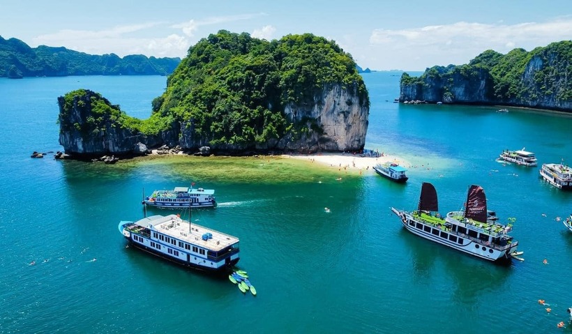 Vịnh Lan Hạ cũng là địa điểm đáng để bạn ghé thăm.