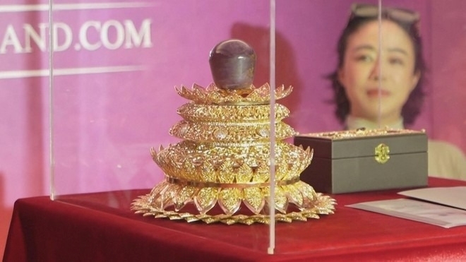 Cận cảnh viên sapphire sao tím quý hiếm lớn chưa từng thấy  - 1