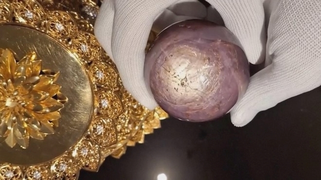 Viên sapphire sao màu tím nặng 3.563 carat được trưng bày tại Colombo (Sri Lanka). Ảnh: HTV