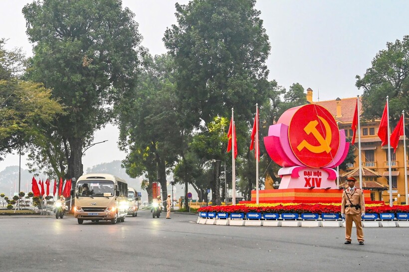 Lực lượng CSGT bảo đảm TTATGT trên các tuyến dẫn đoàn.