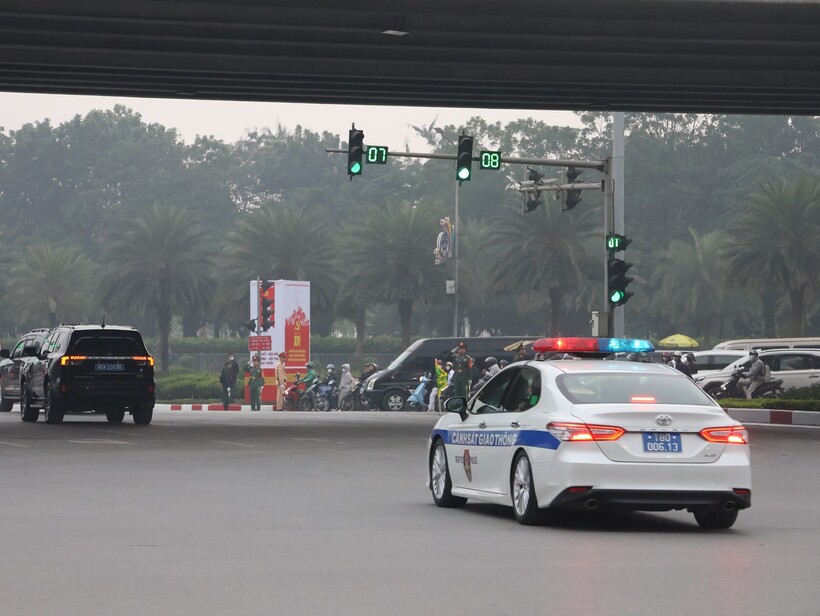 Hệ thống đèn tín hiệu chuyển chế độ “làn sóng xanh” mở đường cho đoàn xe chở Đại biểu dự Đại hội.