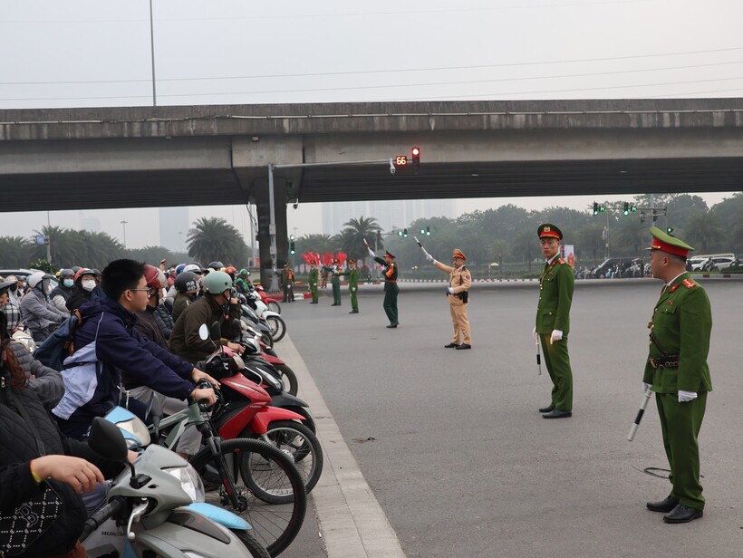 Các lực lượng làm nhiệm vụ tại Phạm Hùng - Trần Duy Hưng, sáng 19/1.