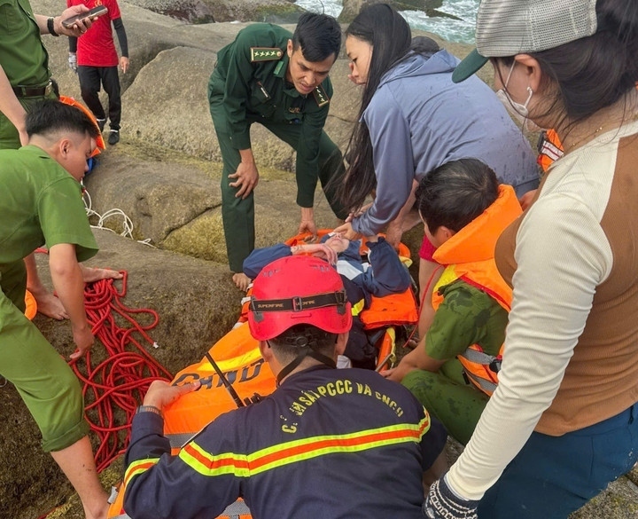 Lực lượng chức năng kịp thời cứu sống 2 du khách. (Ảnh: VTC News).