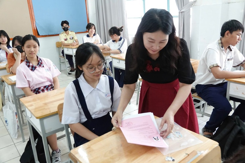 Kỳ thi vào lớp 10 công lập đang tạo ra sức ép nặng nề lên nhiều gia đình, không chỉ bởi tính chất cạnh tranh gay gắt của một “cánh cửa hẹp” mà còn do cách thức tổ chức thi cử thiếu đồng bộ. Ảnh minh họa