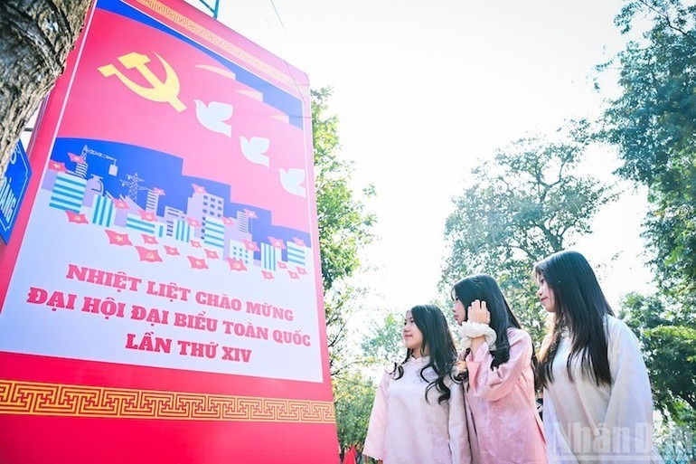 Người dân Thủ đô tin tưởng, kỳ vọng Đại hội lần thứ XIV của Đảng sẽ là dấu mốc mở ra kỷ nguyên mới, kỷ nguyên vươn mình của dân tộc. (Ảnh: Bảo Long)