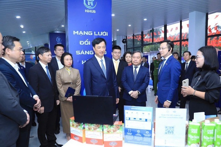 Đồng chí Bí thư Thành ủy Hà Nội Nguyễn Duy Ngọc, đồng chí Chủ tịch Ủy ban nhân dân Thành phố Hà Nội Vũ Đại Thắng cùng các đồng chí lãnh đạo thành phố Hà Nội tham quan gian trưng bày sản phẩm tại triển lãm Mạng lưới đổi mới sáng tạo Hà Nội. (Ảnh: Viết Thành)