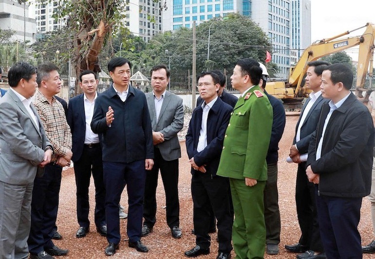 Đồng chí Bí thư Thành ủy Hà Nội Nguyễn Duy Ngọc cùng các đồng chí lãnh đạo của thành phố Hà Nội kiểm tra tiến độ thi công tuyến đường Vành đai 1, đoạn Hoàng Cầu-Voi Phục. (Ảnh: Thành Nguyễn)