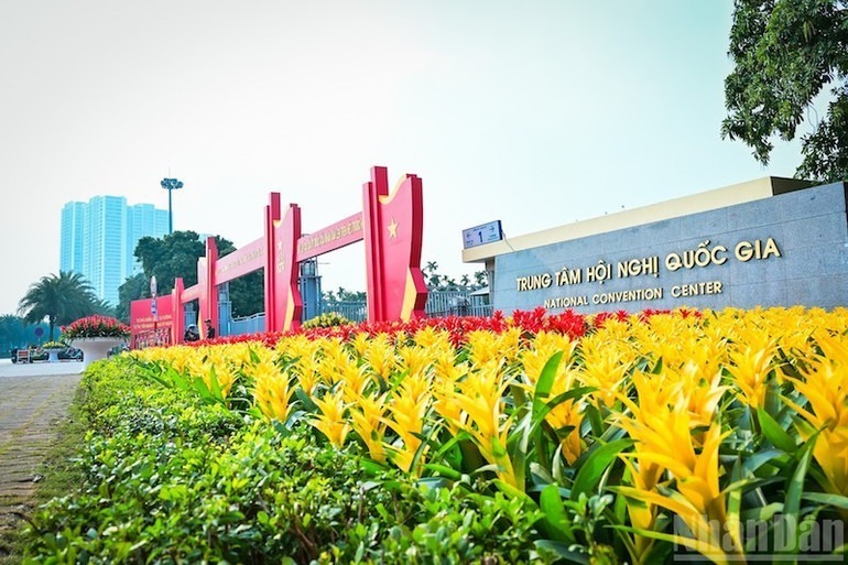 Trung tâm Hội nghị quốc gia (phường Từ Liêm, Hà Nội), nơi tổ chức Đại hội đại biểu toàn quốc lần thứ XIV của Đảng, được trang hoàng rực rỡ. (Ảnh: Bảo Long)