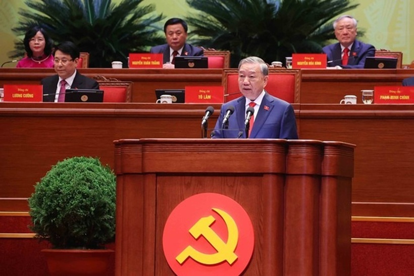 Tổng Bí thư Tô Lâm trình bày Báo cáo của Ban Chấp hành Trung ương Đảng khóa XIII về các văn kiện trình Đại hội XIV của Đảng. (Ảnh: TTXVN)