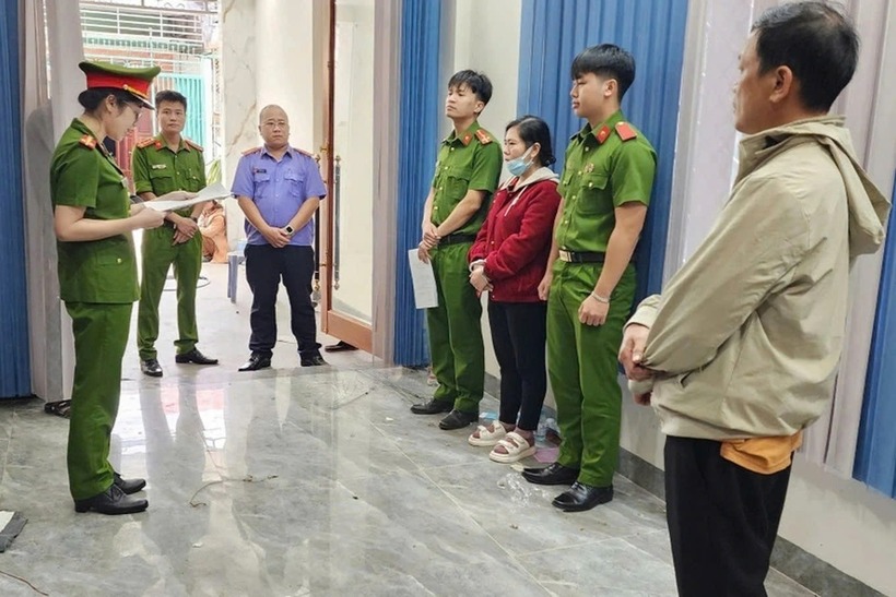 Nguyễn Thị Hồng Thảo (áo đỏ) bị khởi tố về tội Lừa đảo chiếm đoạt tài sản. Ảnh: Báo Dân trí.