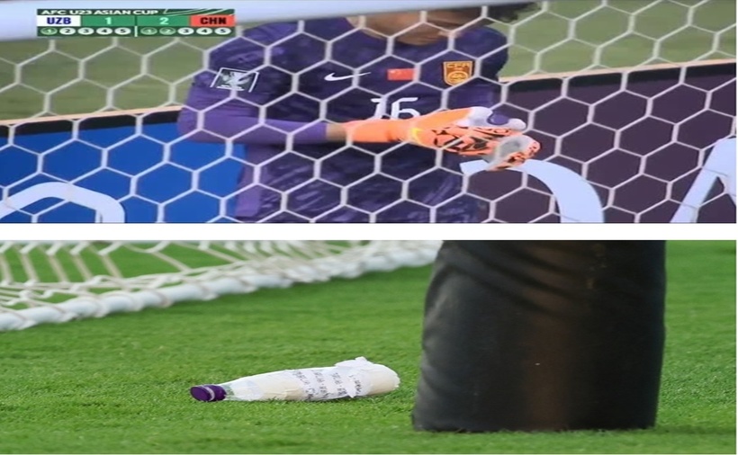 Thủ thành Trung Quốc cẩn thận kiểm tra thông tin trên mẩu giấy trước khi thực hiện cản phá phạt đền. (Ảnh chụp màn hình: Phụ nữ số).