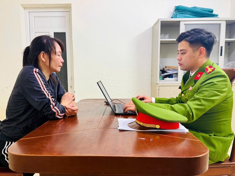 Công an lấy lời khai đối với Hà Thị Tú Oanh. (Ảnh: Công an TP.Huế)
