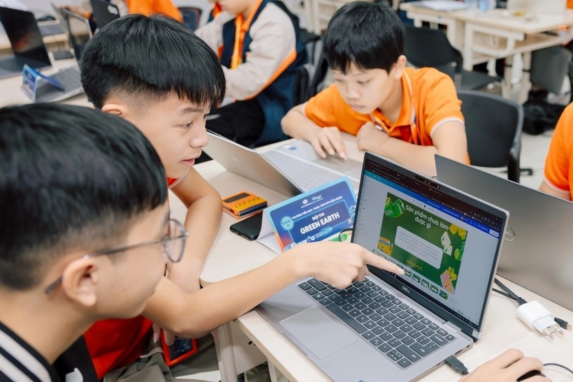 Học sinh tham gia một sự kiện công nghệ sáng 18/1. (Ảnh: Dân trí).