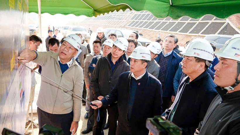 Chủ tịch Tập đoàn Đèo Cả Hồ Minh Hoàng báo cáo Bộ trưởng Bộ Xây dựng về tiến độ dự án cao tốc Đồng Đăng - Trà Lĩnh