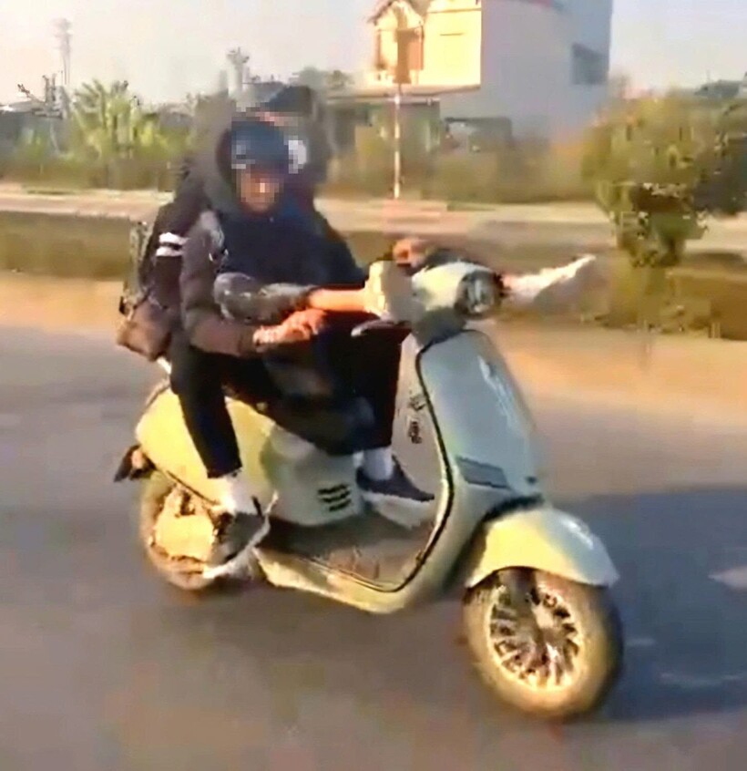 Người điều khiển xe máy điện bỏ 2 tay và dùng 2 chân điều khiển. Ảnh: Công an tỉnh Quảng Ninh.
