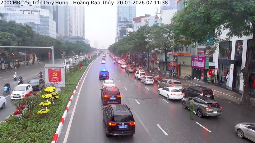 Dòng xe dẫn các đoàn đại biểu di chuyển thông suốt qua các nút giao nhờ “làn sóng xanh” được kích hoạt đồng bộ.