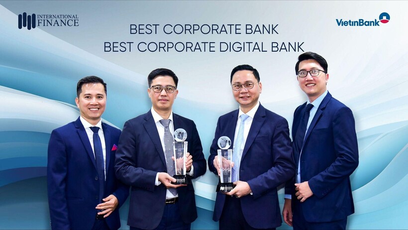 Đại diện Khối Khách hàng DN VietinBank nhận giải thưởng Best Corporate Digital Bank