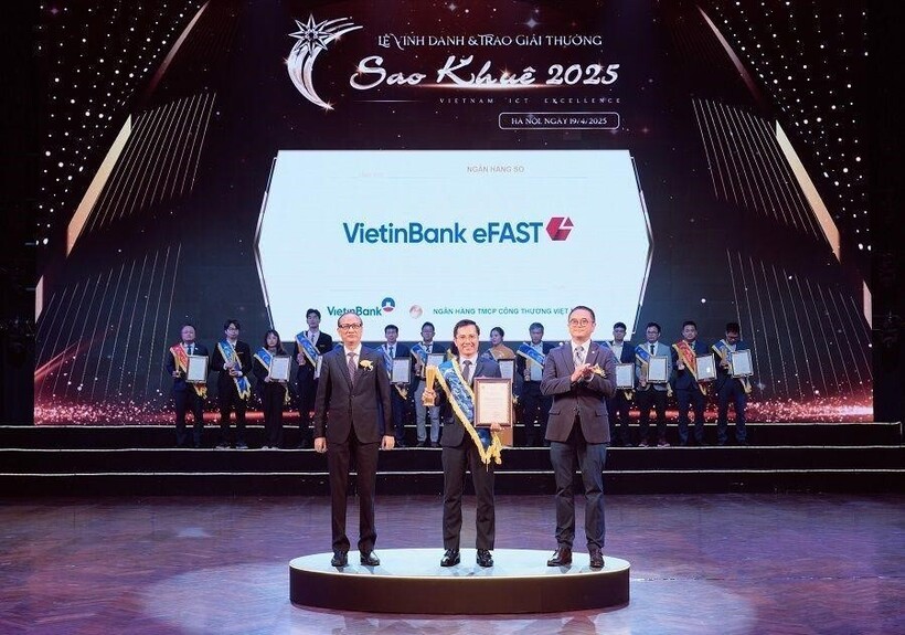 Đại diện Khối Khách hàng DN VietinBank nhận giải thưởng Sao Khuê 2025 cho VietinBank eFAST X-Mate