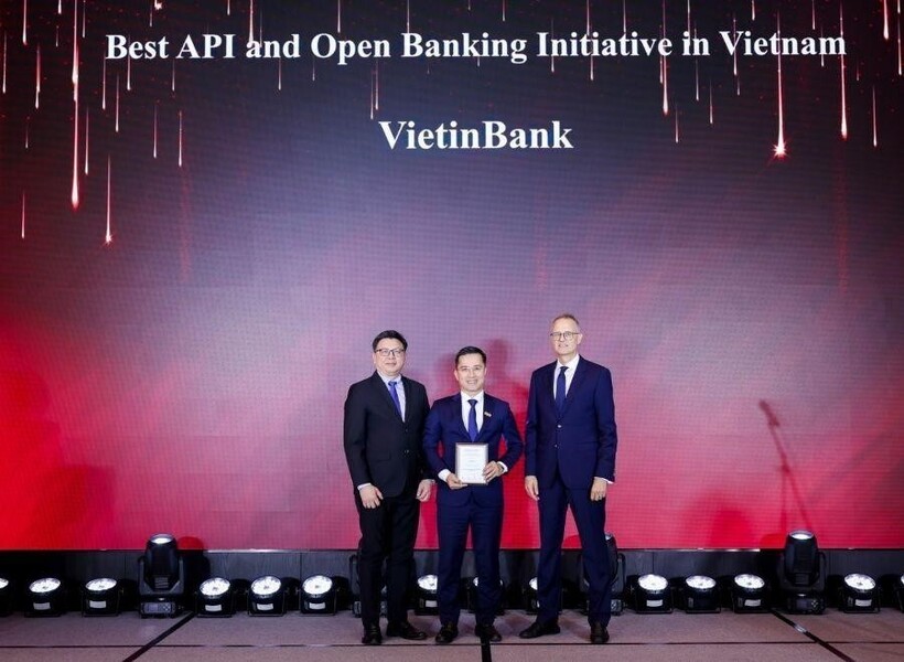 Đại diện Khối Khách hàng doanh nghiệp VietinBank nhận giải thưởng “Sáng kiến API và Ngân hàng mở đột phá nhất Việt Nam 2025”