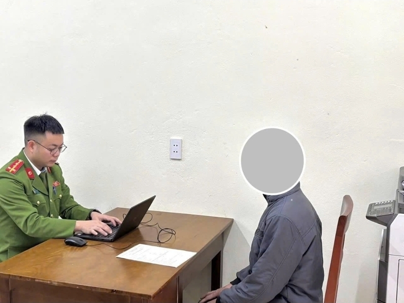 Lực lượng chức năng làm việc với người vi phạm tại trụ sở Công an. Ảnh: Công an tỉnh Lào Cai.