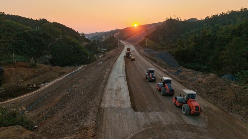 Các nhà thầu huy động nhân lực, máy móc thi công tại cao tốc cửa khẩu Hữu Nghị - Chi Lăng và Đồng Đăng - Trà Lĩnh