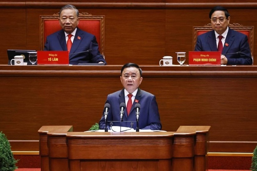 Đồng chí Trần Cẩm Tú, Ủy viên Bộ Chính trị, Thường trực Ban Bí thư trình bày Báo cáo kiểm điểm sự lãnh đạo, chỉ đạo của Ban Chấp hành Trung ương Đảng khóa XIII. Ảnh: TTXVN