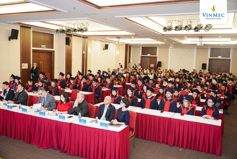 Lễ trao bằng tốt nghiệp quy tụ nhiều giáo sư, chuyên gia quốc tế hàng đầu về gây mê, giảm đau.