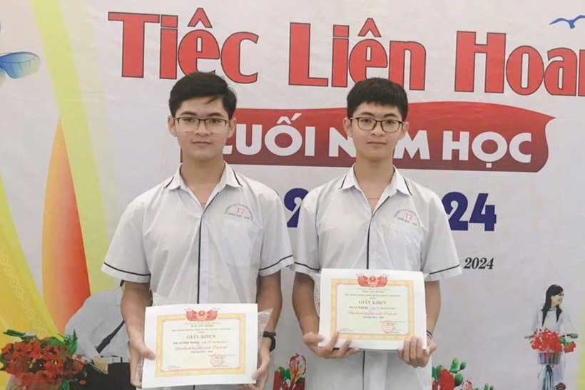 Phúc Khánh (bên trái) và Vĩnh Kỳ cùng đoạt giải nhất quốc gia môn Toán. (Ảnh: Dân trí)
