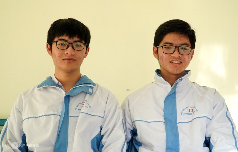 Cặp song sinh là niềm tự hào của gia đình và nhà trường. (Ảnh: VnExpress)