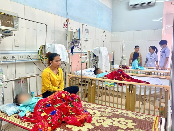 Sau hai ngày điều trị tích cực, sức khỏe các bệnh nhi dần ổn định, tri giác cải thiện, các cơn co giật được kiểm soát. Ảnh: Báo Tuổi trẻ.