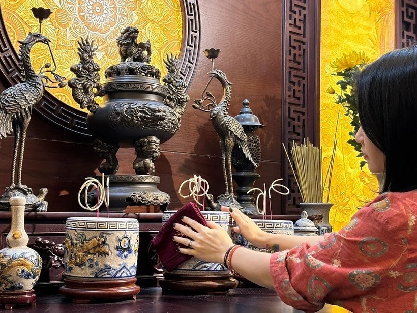 Ban thờ là không gian linh thiêng bậc nhất trong mỗi gia đình, nơi con cháu tưởng niệm tổ tiên, bày tỏ lòng hiếu kính và hướng về cội nguồn.