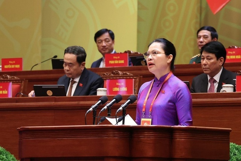 Bà Hà Thị Nga - Ủy viên Trung ương Đảng, Phó Bí thư Thường trực Đảng ủy Mặt trận Tổ quốc, các đoàn thể Trung ương, Phó Chủ tịch - Tổng thư ký Ủy ban Trung ương Mặt trận Tổ quốc Việt Nam phát biểu tham luận (Ảnh: TTXVN).