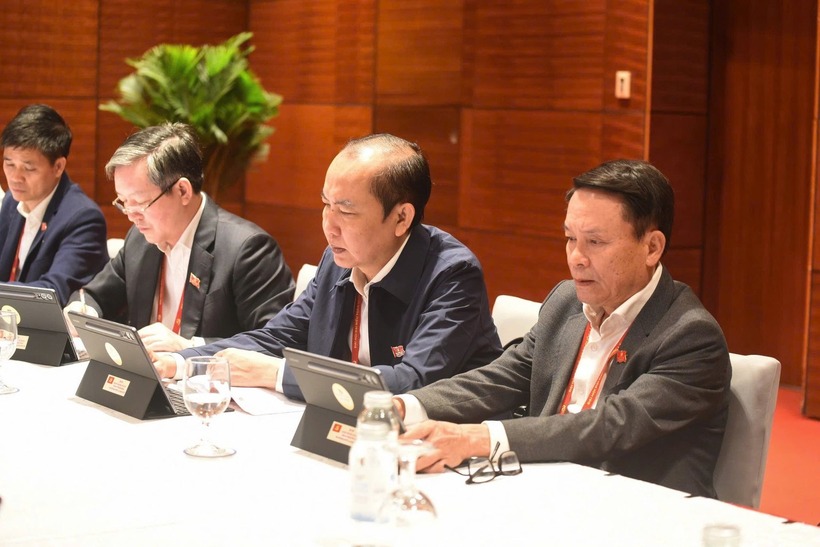 Đồng chí Phan Như Nguyện - Ủy viên dự khuyết Trung ương Đảng, Phó Chủ tịch Thường trực Trung ương Hội Nông dân Việt Nam (thứ hai tính từ phải ảnh sang) và đồng chí Nguyễn Đức Lợi, Phó Chủ tịch Thường trực Trung ương Hội Nhà báo Việt Nam, Phó Bí thư Thường trực Đảng ủy Trung ương Hội Nhà báo Việt Nam (ngoài cùng bên phải) cùng các đại biểu nghiên cứu tài liệu để đóng góp ý kiến trong buổi thảo luận.