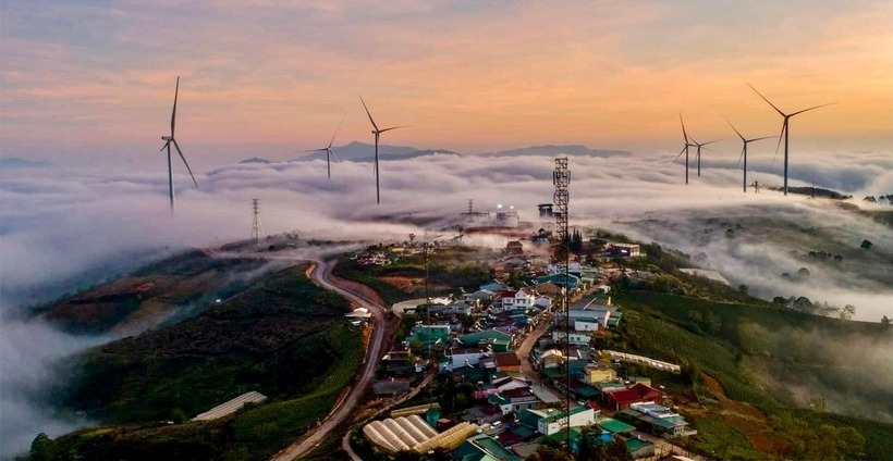 Tuabin gió tại đồi chè được xây dựng để tạo ra và phát điện cho khu vực này nhưng cũng tạo nên một góc check-in độc đáo cho du khách.