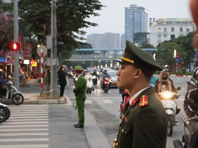 Các lực lượng phối hợp bảo vệ đoàn.