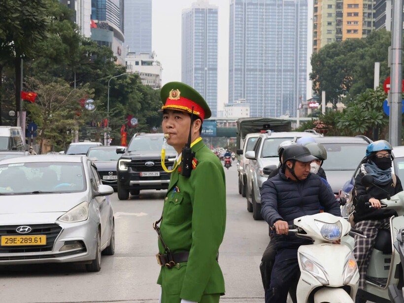 Lực lượng Công an cơ sở tham gia bảo đảm TTATGT.