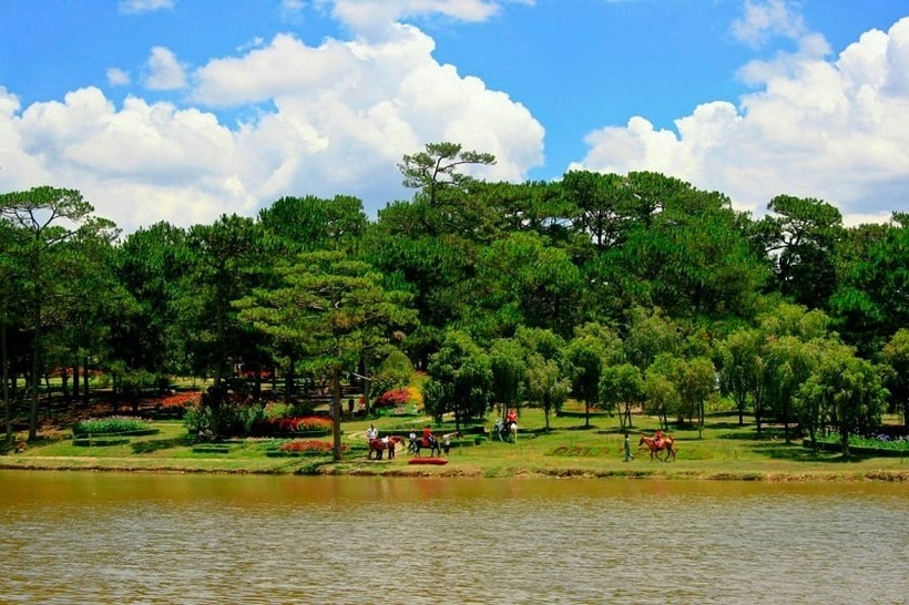 Nằm cách trung tâm thành phố Đà Lạt khoảng 6km, hồ được người Pháp thiết kế, xây dựng và đặt tên vào năm 1917.