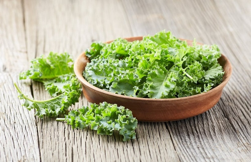 Cải xoăn nổi tiếng giàu chất chống oxy hóa như vitamin A, C, K và khoáng chất magie, giúp giảm viêm và hỗ trợ quá trình lọc máu.