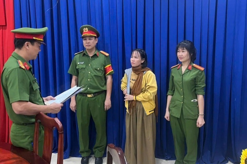 Cơ quan Cảnh sát điều tra Công an tỉnh Đồng Nai tống đạt quyết định khởi tố bị can, bắt tạm giam đối với Trịnh Thị Hóa (ở giữ). Ảnh: Báo Dân trí.