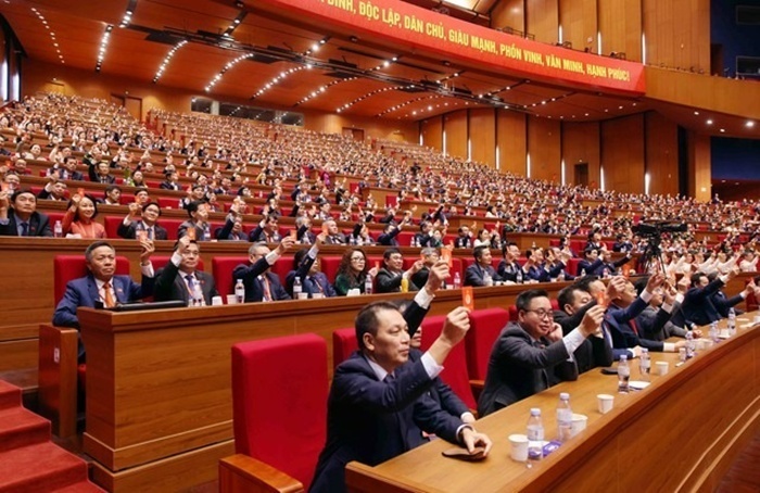 Đại hội biểu quyết thông qua dự thảo Chương trình điều chỉnh chương trình Đại hội XIV của Đảng. Ảnh: TTXVN