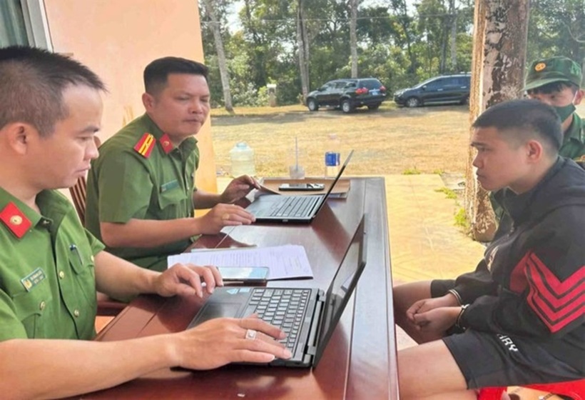 Công an xã lấy lời khai của đối tượng truy nã