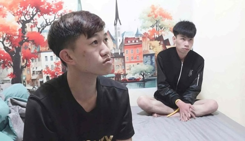 Hai đối tượng cướp giật túi xách của du khách tại hồ Xuân Hương (Đà Lạt) bị bắt giữ. Ảnh: Lao động