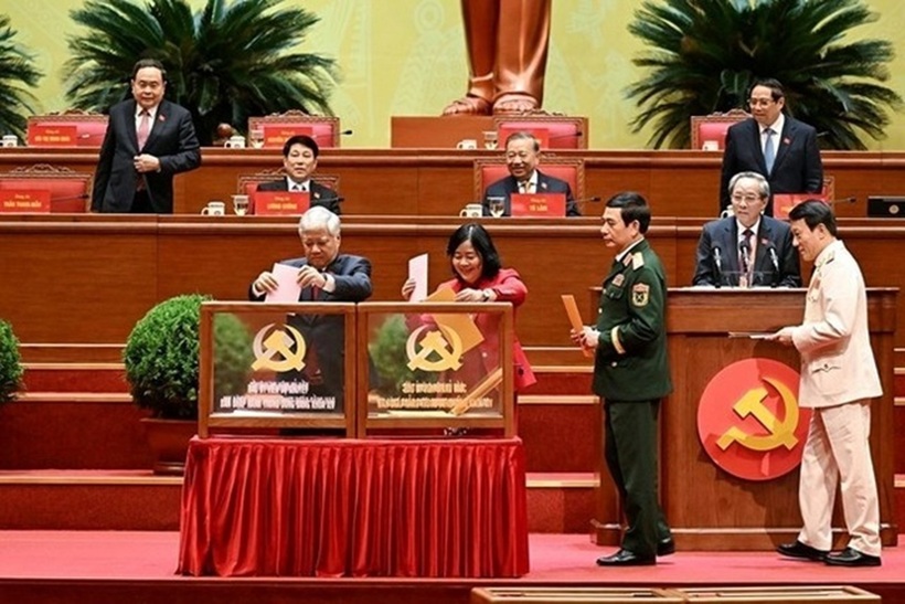 Phó Chủ tịch Thường trực Quốc hội Đỗ Văn Chiến và Chủ tịch Ủy ban Trung ương MTTQ Việt Nam Bùi Thị Minh Hoài bỏ phiếu bầu Ban Chấp hành Trung ương Đảng khóa XIV. Ảnh: TTXVN