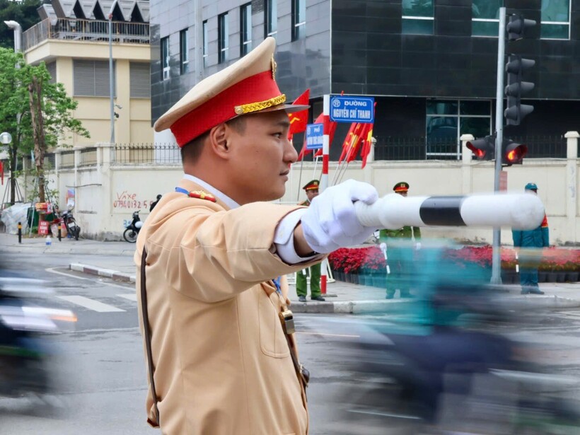 Lực lượng cảnh sát giao thông phân luồng phục vụ Đại hội XIV của Đảng.