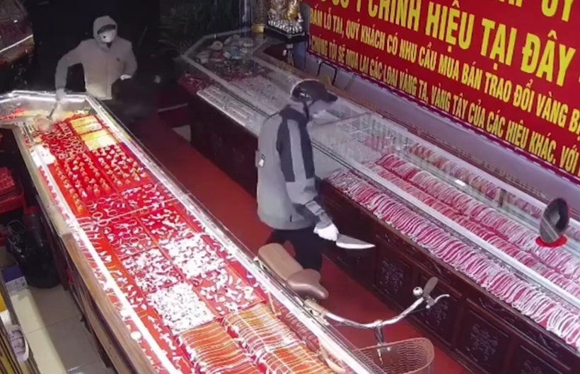 Hình ảnh 2 đối tượng cầm dao cướp tiệm vàng ở phường Duy Tiên, tỉnh Ninh Bình. (Ảnh chụp từ video/ Dân trí).