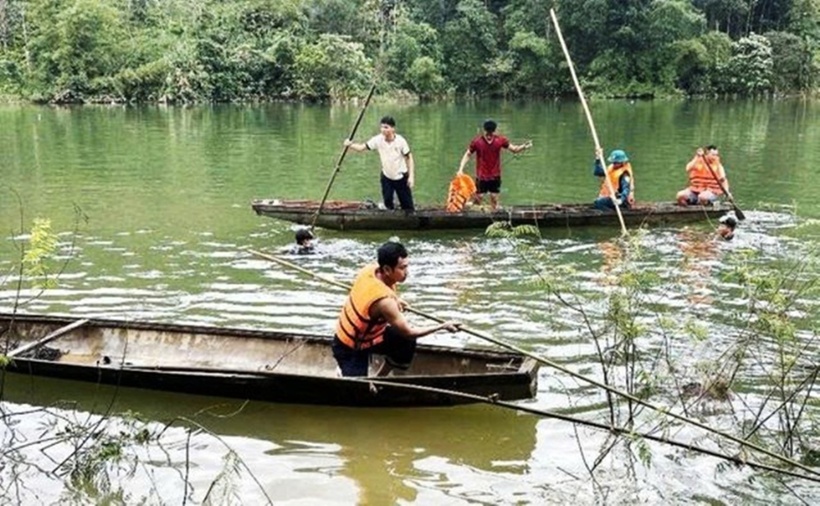 Lực lượng chức năng tìm kiếm tung tích người đàn ông mất tích khi lật ghe ở xã Nam Trà My mới đây. (Ảnh: Thanh niên)