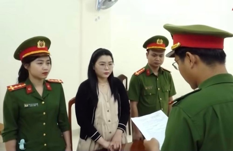 CQĐT tống đạt quyết định khởi tố Hồ Thị Dung Thoa. Ảnh: Tiền Phong